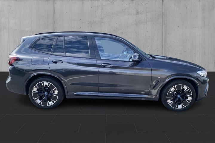 Grå BMW iX3 fra 2023