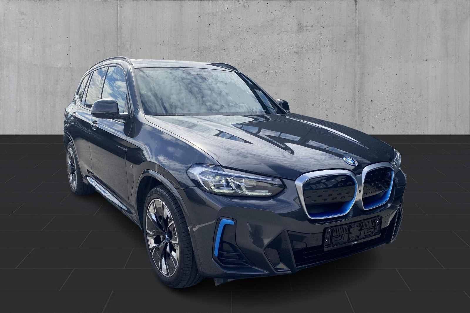 Grå BMW iX3 fra 2023