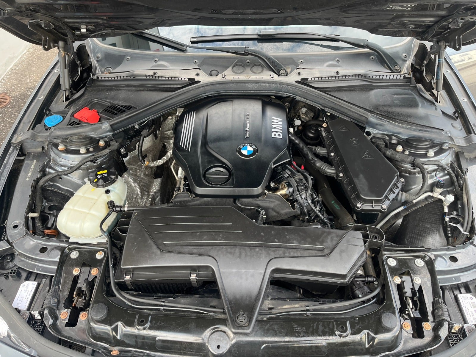 Grå BMW 320d fra 2019