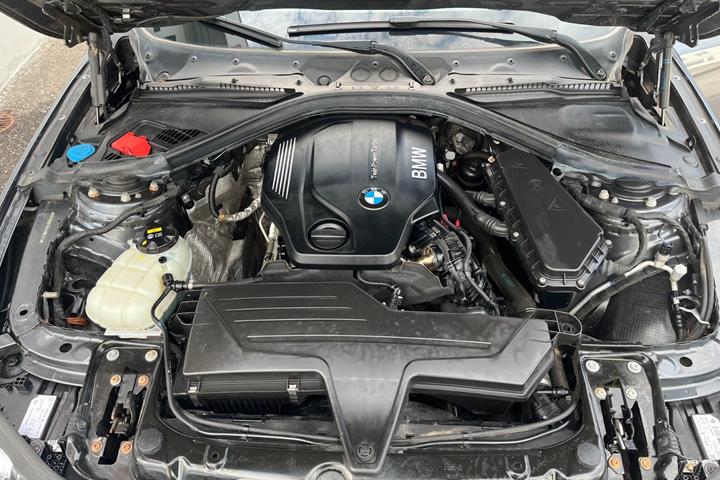 Grå BMW 320d fra 2019