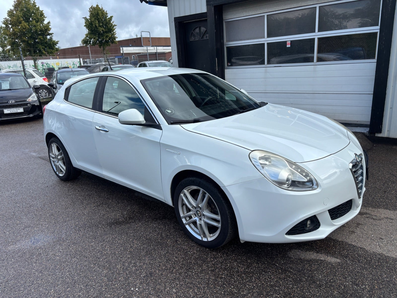 Hvid Alfa Romeo Giulietta fra 2011 set udefra