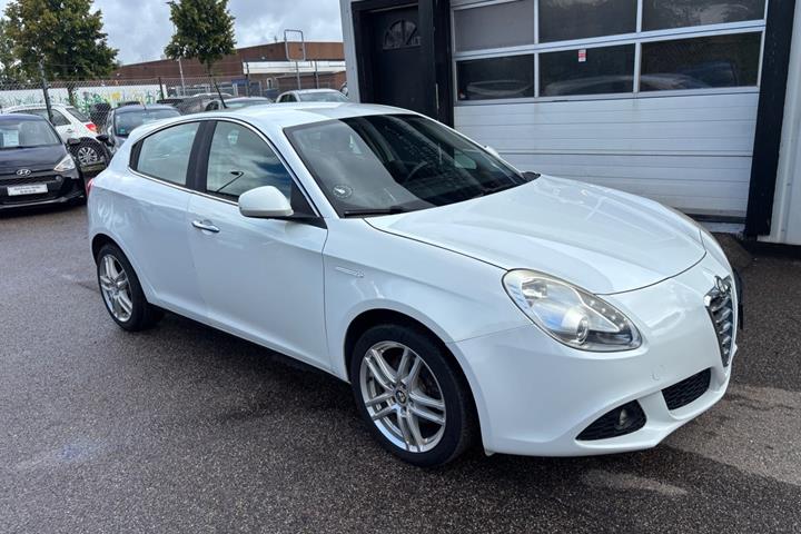 Hvid Alfa Romeo Giulietta fra 2011 set udefra