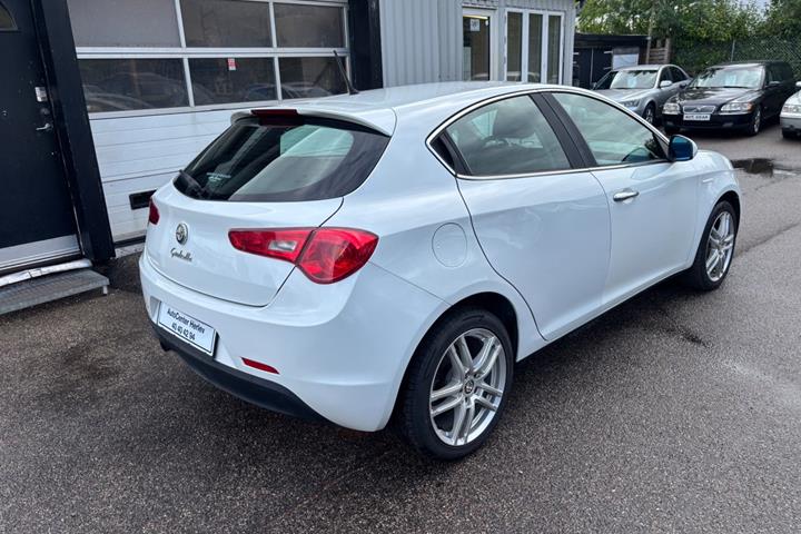 Hvid Alfa Romeo Giulietta fra 2011