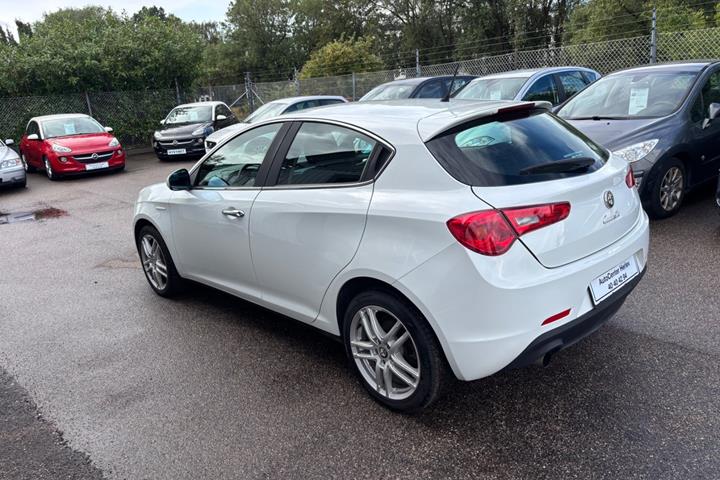 Hvid Alfa Romeo Giulietta fra 2011