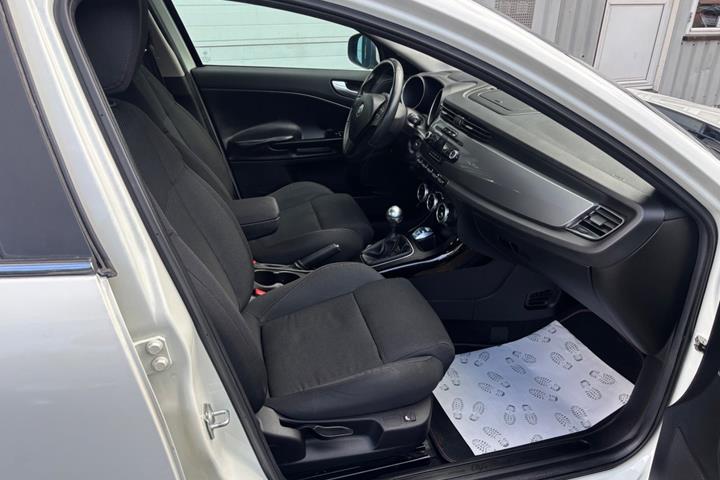 Hvid Alfa Romeo Giulietta fra 2011