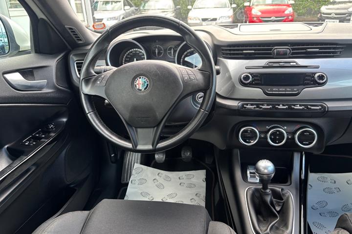 Hvid Alfa Romeo Giulietta fra 2011