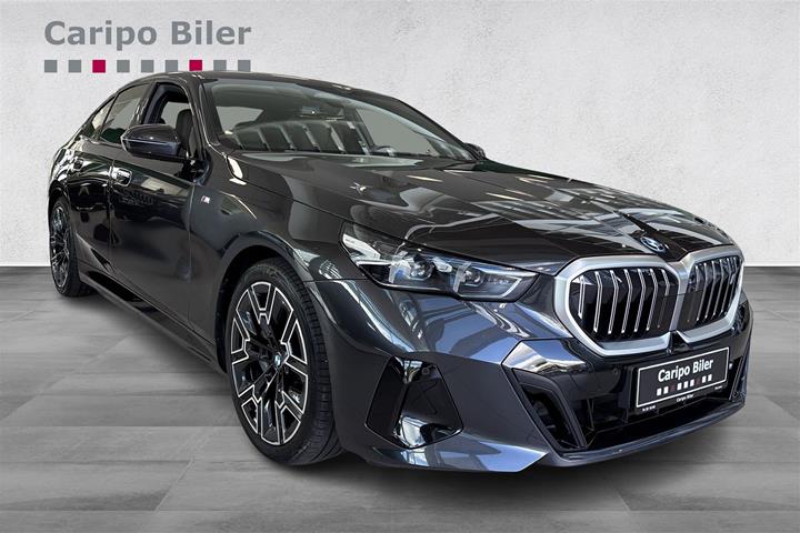 Grå BMW i5 fra 2025