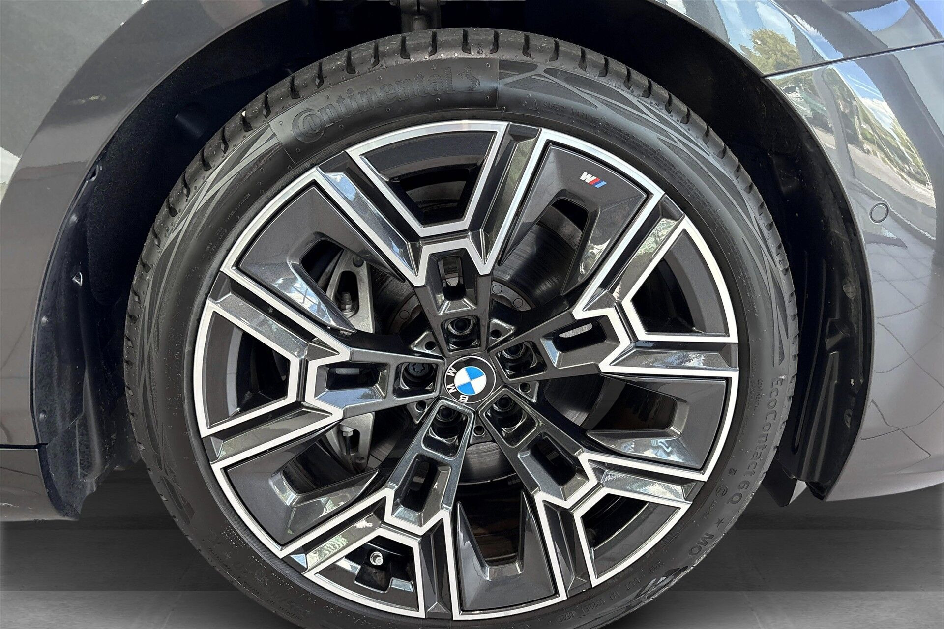 Grå BMW i5 fra 2025