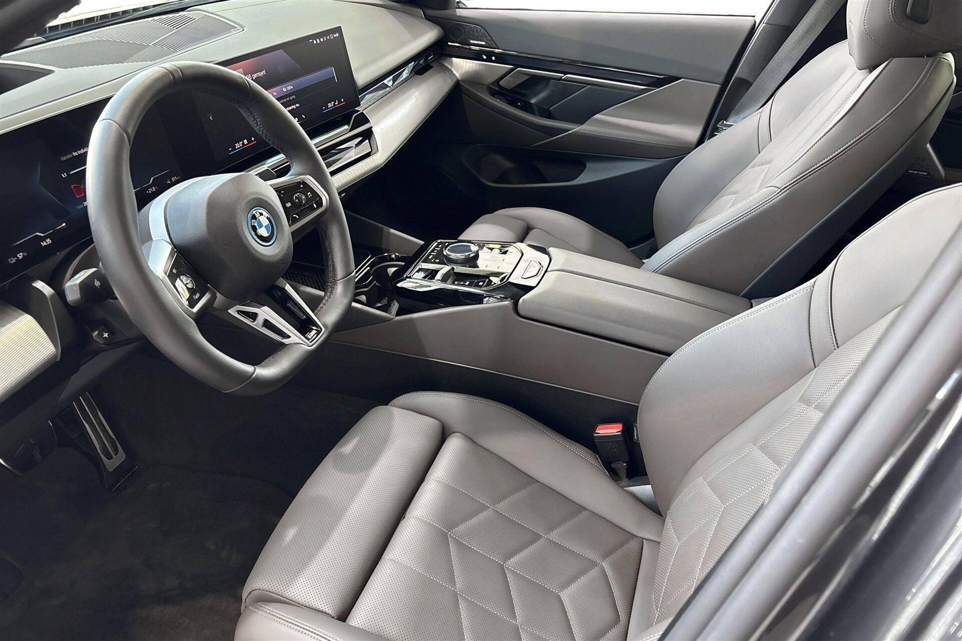 Grå BMW i5 fra 2025