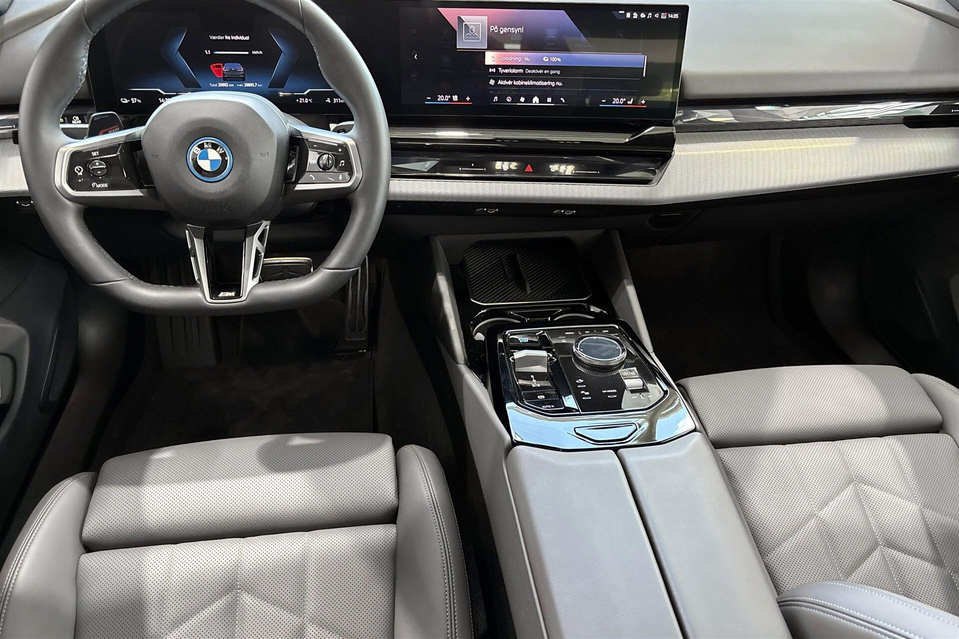 Grå BMW i5 fra 2025