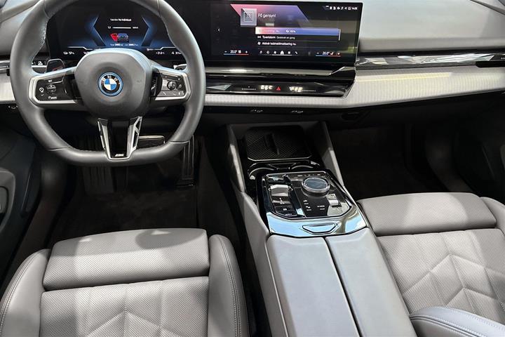 Grå BMW i5 fra 2025