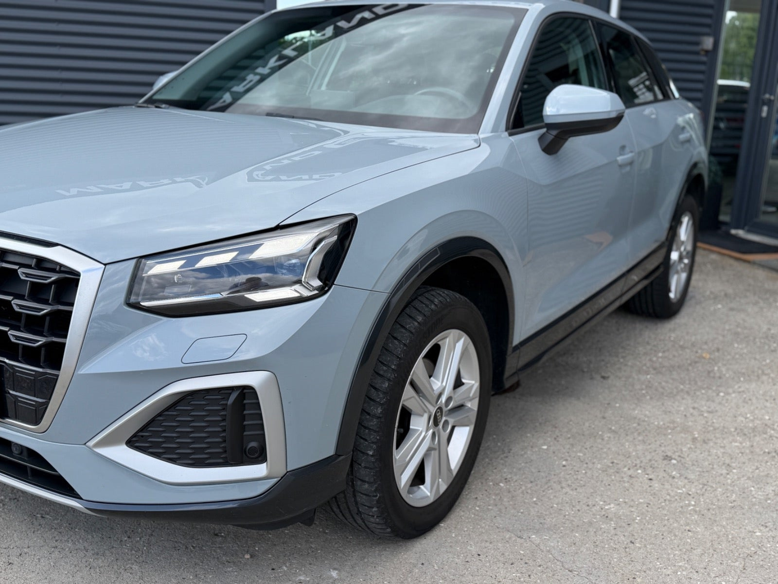 Grå Audi Q2 fra 2022