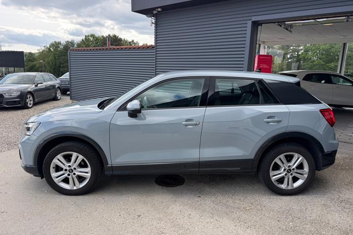 Grå Audi Q2 fra 2022