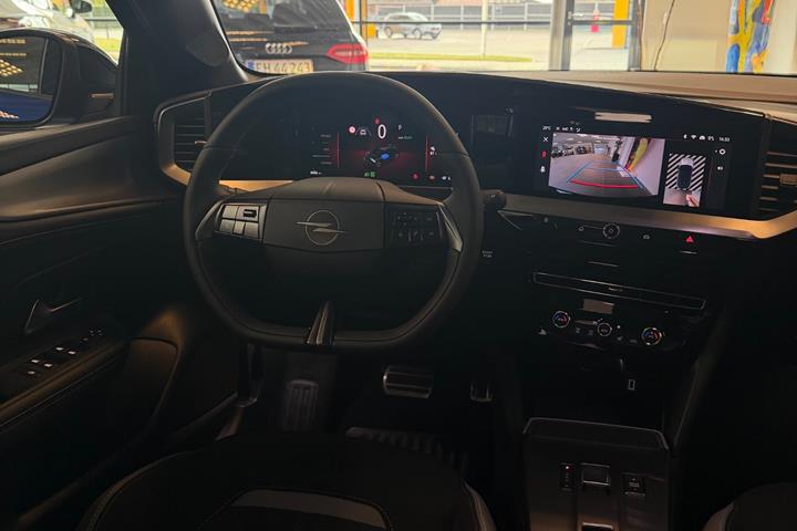 Blå Opel Mokka-e fra 2025