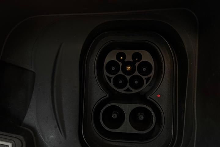 Blå Opel Mokka-e fra 2025