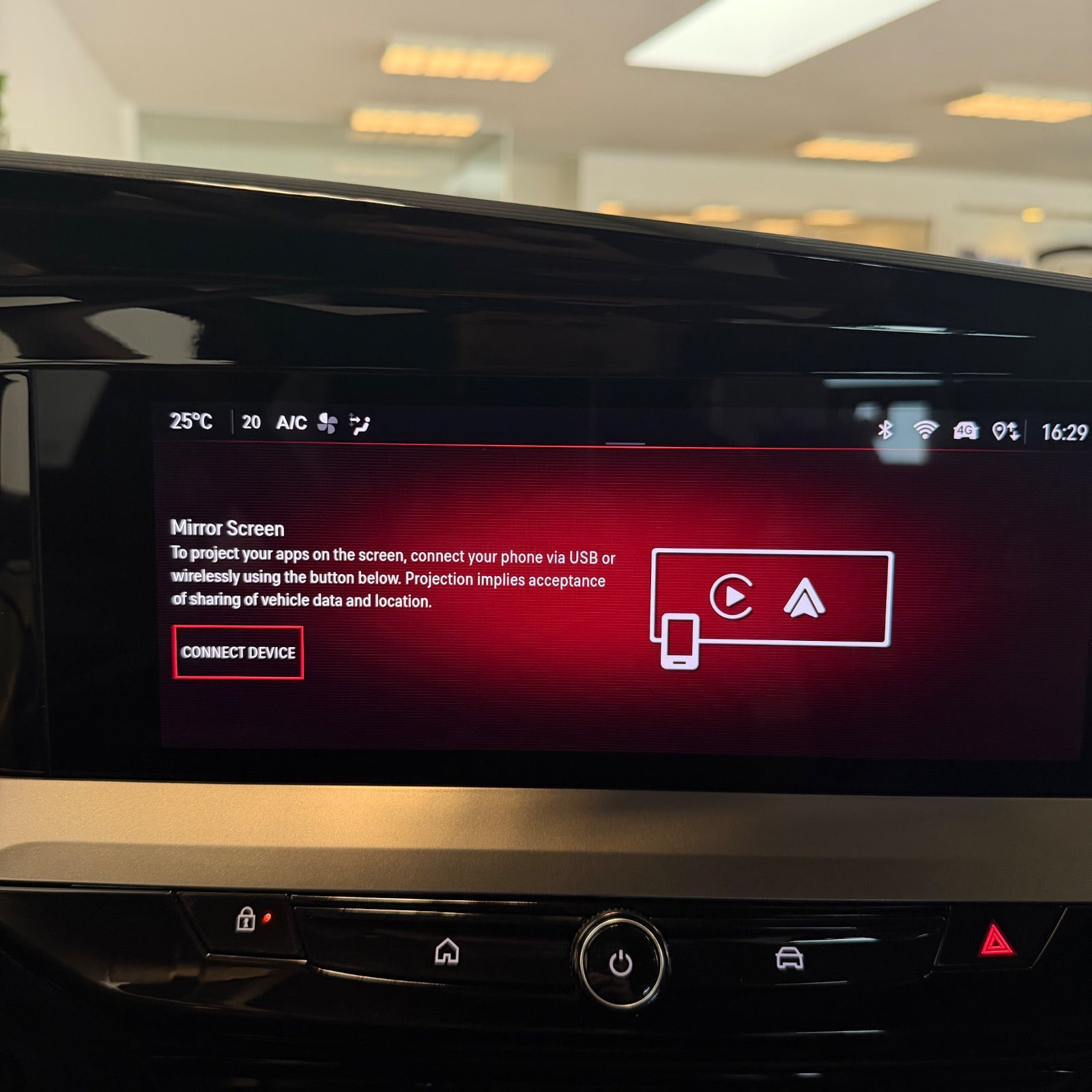 Blå Opel Mokka-e fra 2025