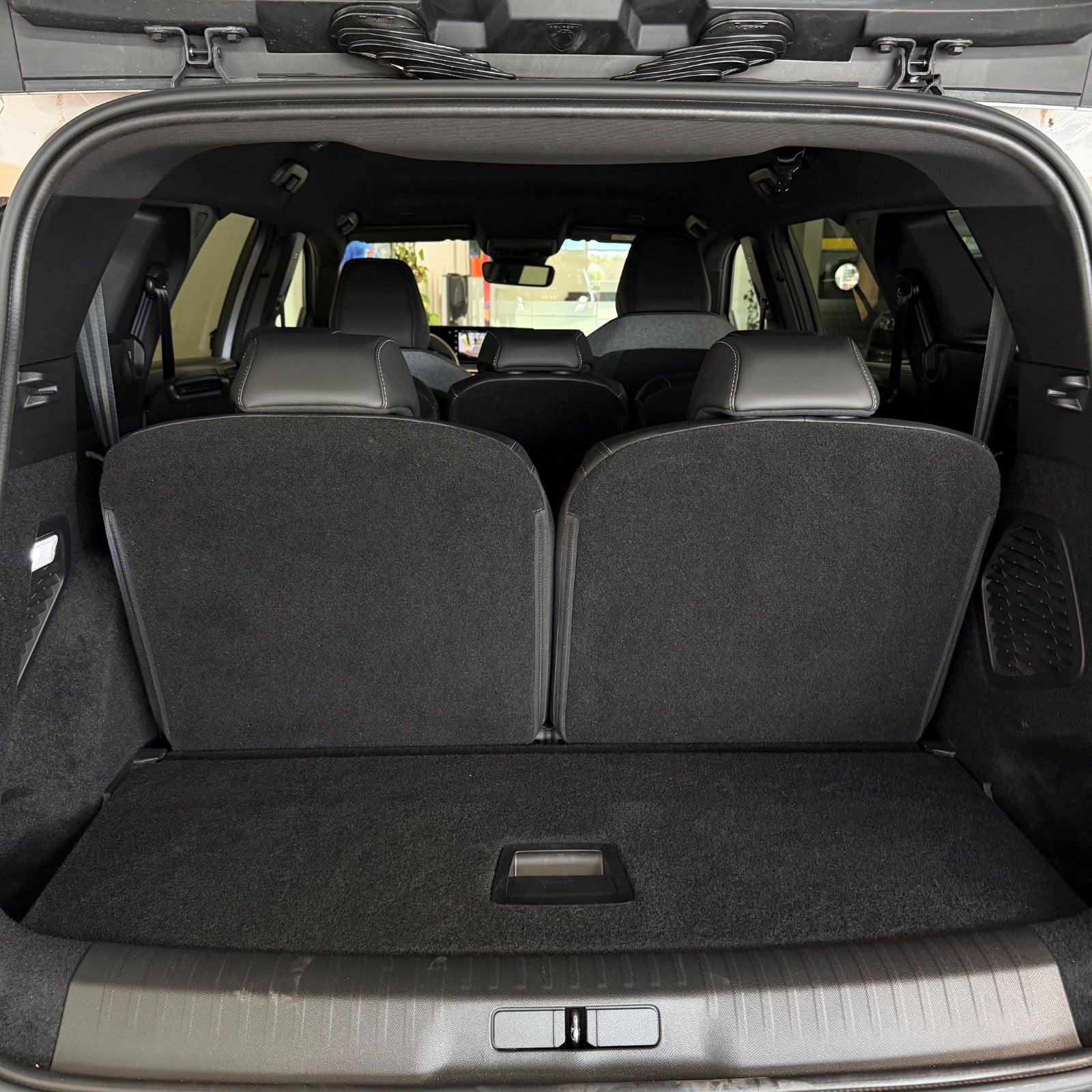 Sølv Peugeot e-5008 fra 2025