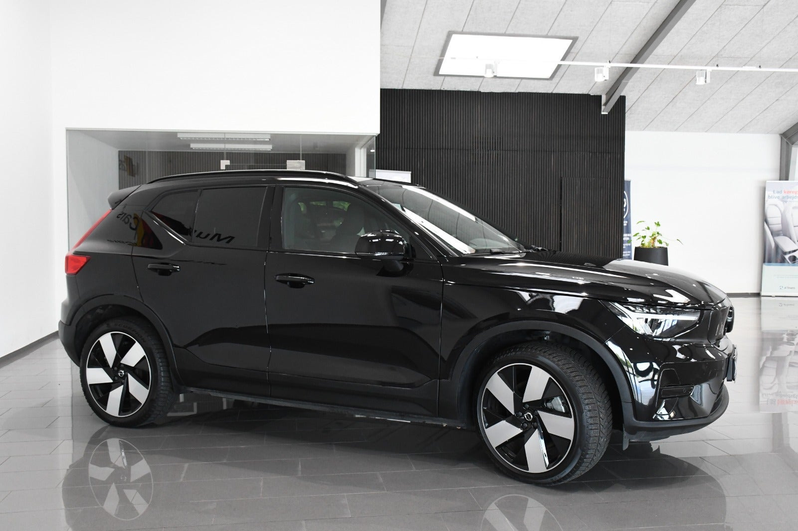 Sort Volvo EX40 fra 2025