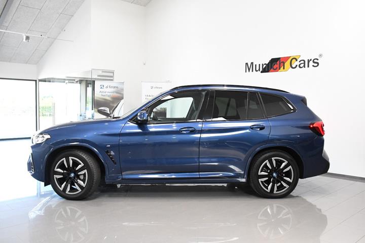 Blå BMW iX3 fra 2024