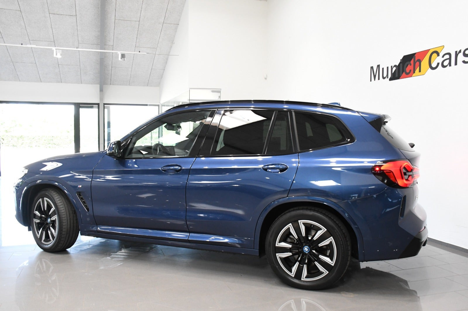 Blå BMW iX3 fra 2024