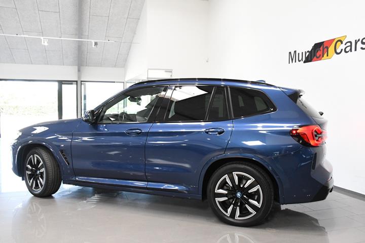Blå BMW iX3 fra 2024
