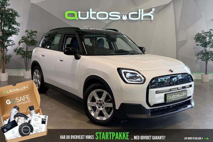 Hvid Mini Countryman E fra 2025 set udefra