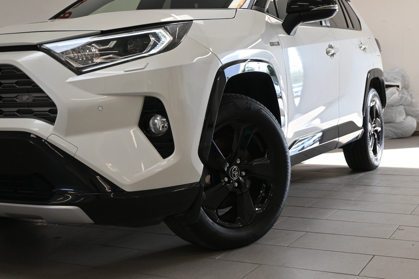 Hvid Toyota RAV4 fra 2019