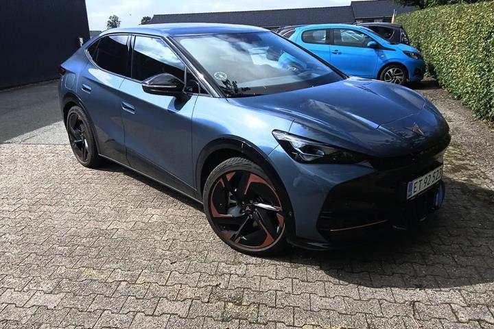Blå Cupra Tavascan fra 2024