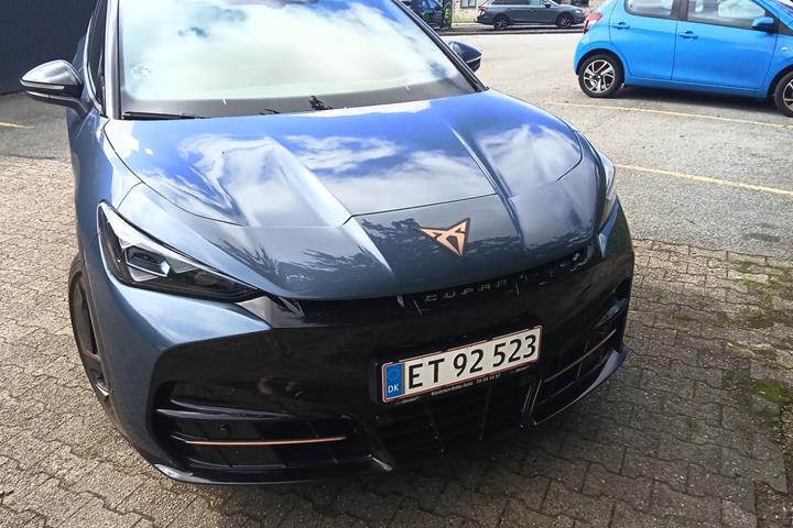 Blå Cupra Tavascan fra 2024