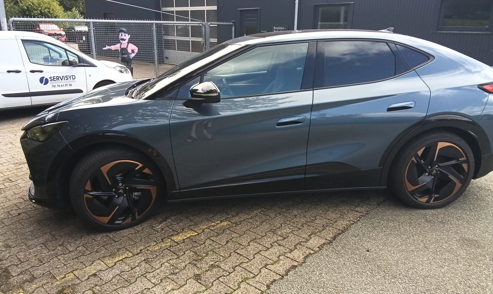 Blå Cupra Tavascan fra 2024