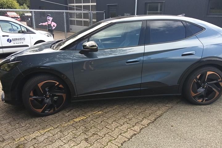 Blå Cupra Tavascan fra 2024