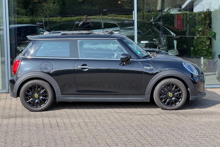 Sort Mini Cooper SE fra 2023