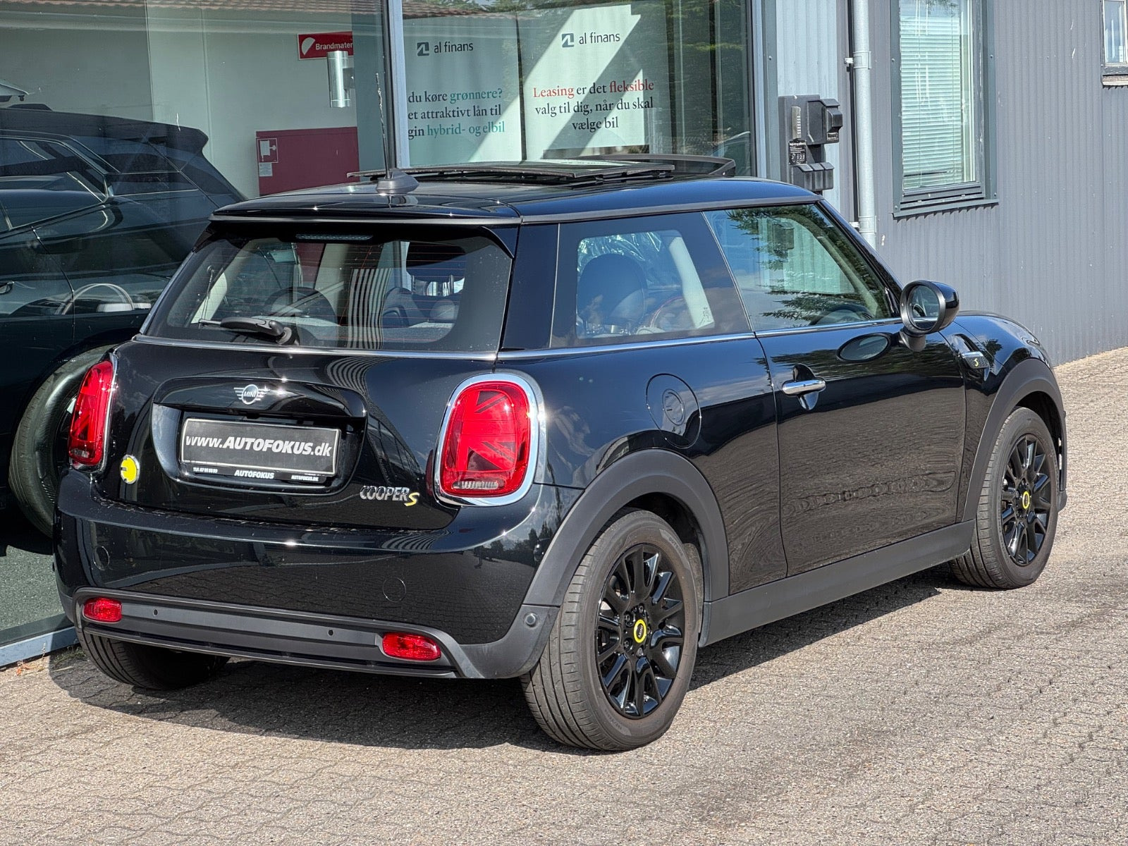 Sort Mini Cooper SE fra 2023