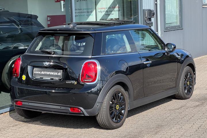 Sort Mini Cooper SE fra 2023