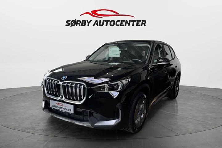 Sort BMW iX1 fra 2023 set udefra
