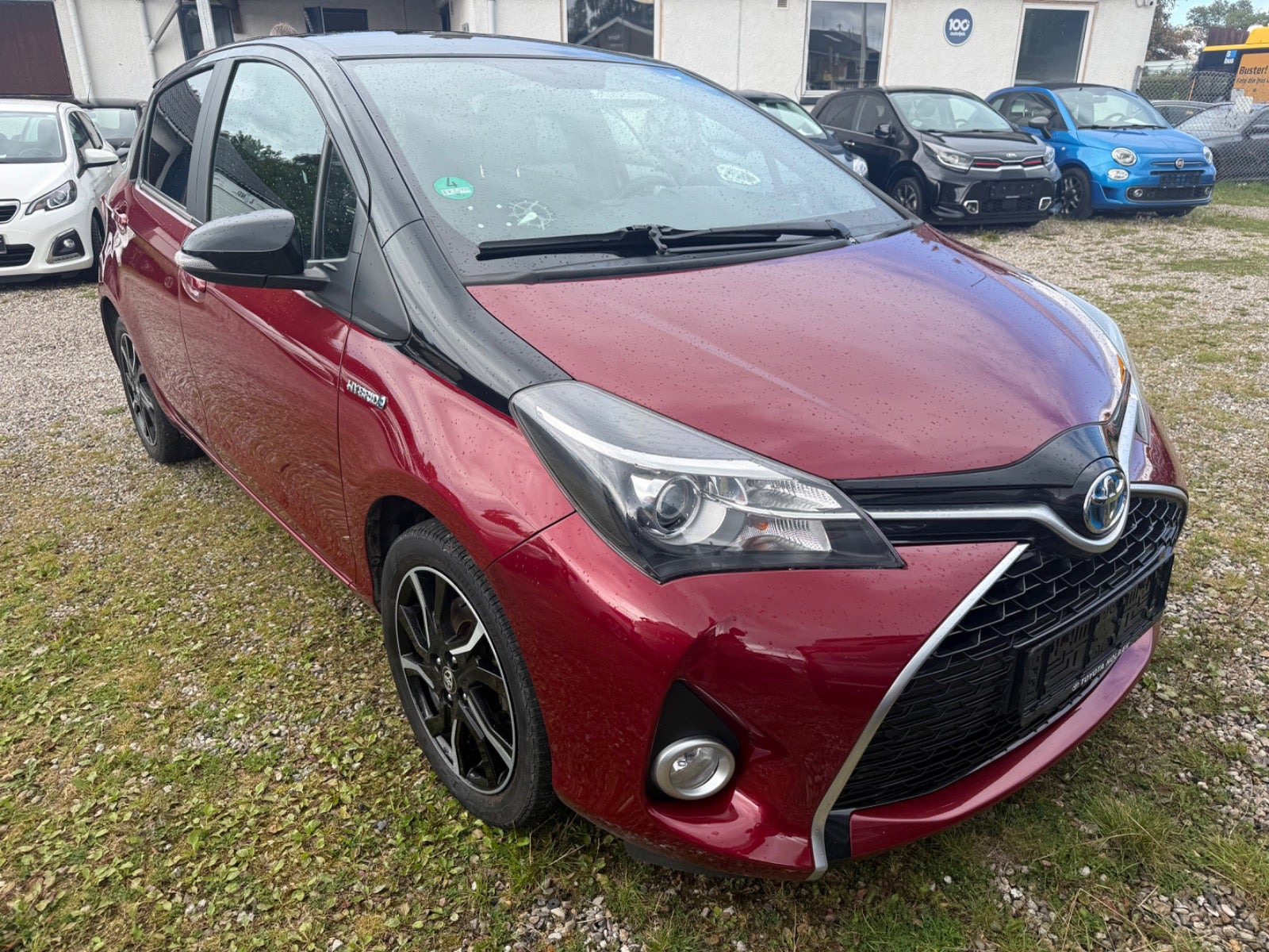 Rød Toyota Yaris fra 2016