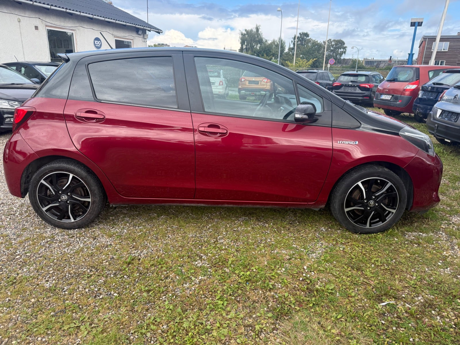 Rød Toyota Yaris fra 2016