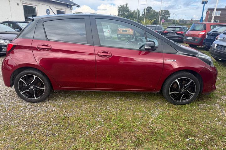 Rød Toyota Yaris fra 2016