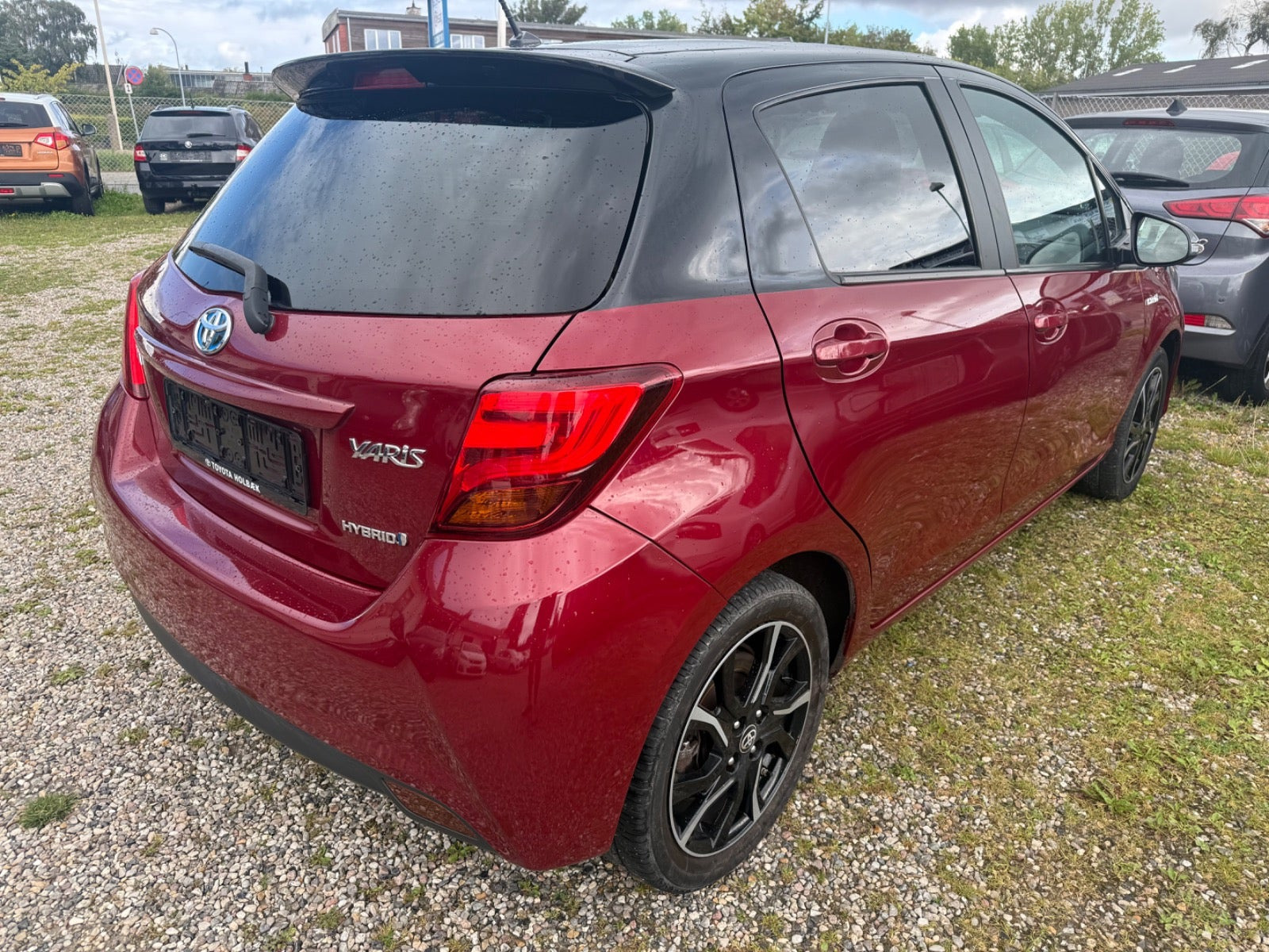 Rød Toyota Yaris fra 2016