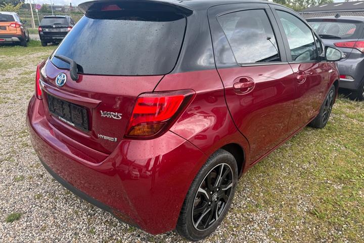 Rød Toyota Yaris fra 2016