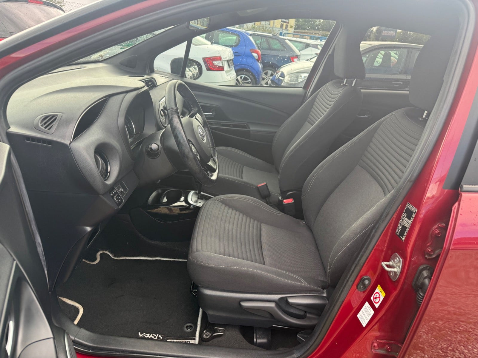 Rød Toyota Yaris fra 2016