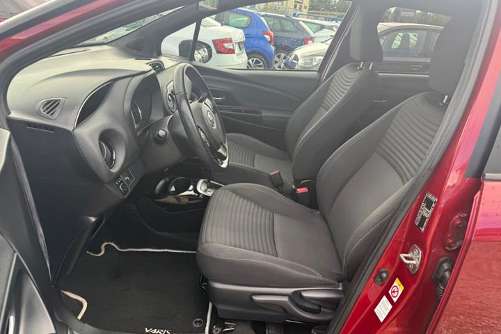 Rød Toyota Yaris fra 2016