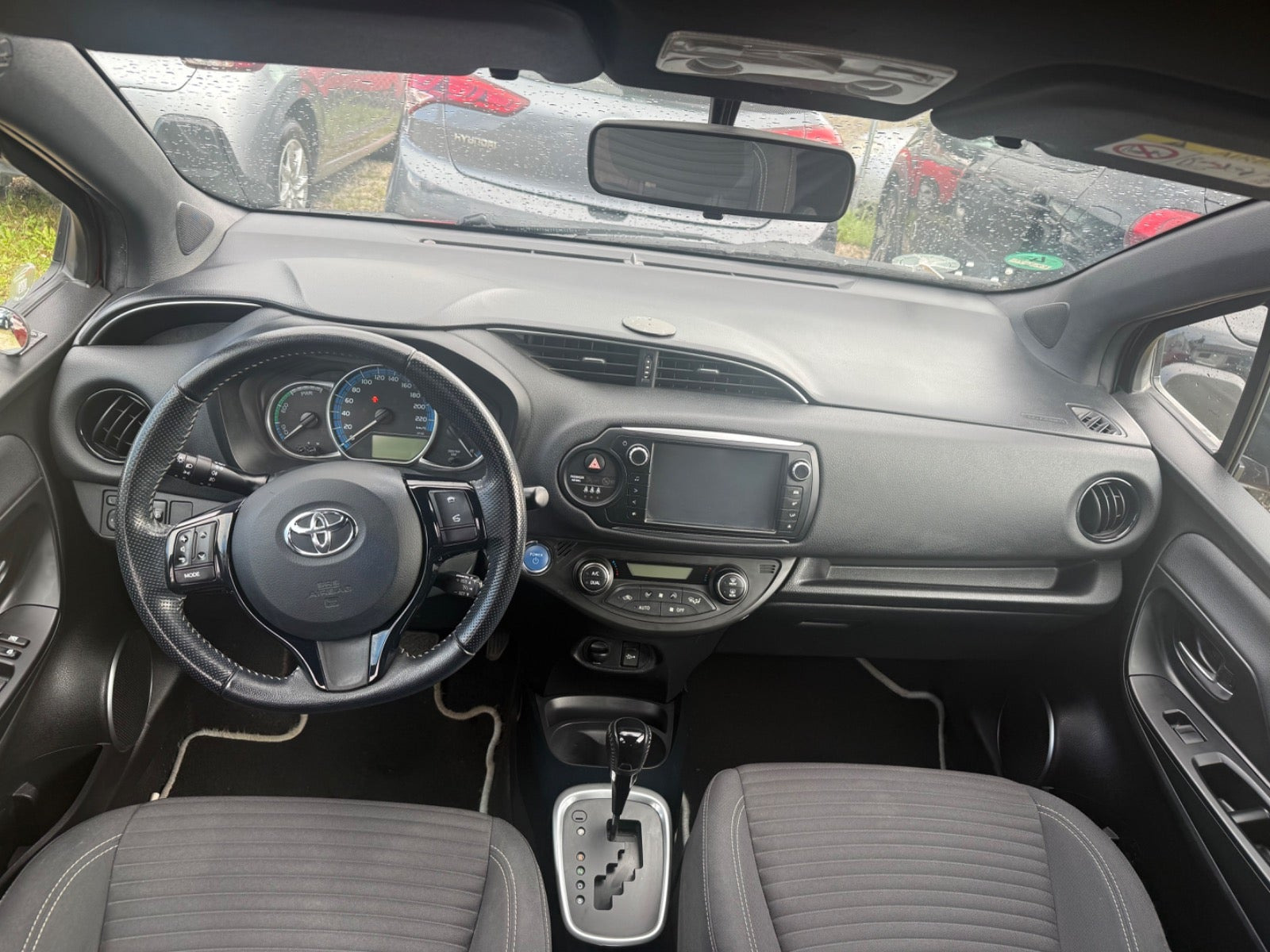 Rød Toyota Yaris fra 2016
