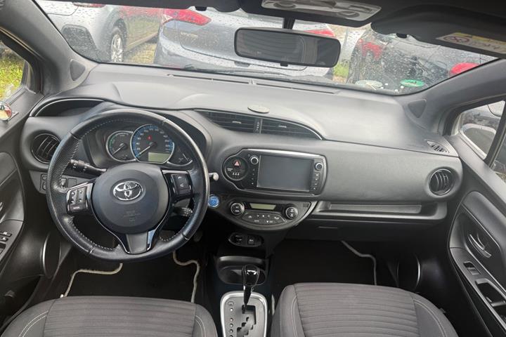Rød Toyota Yaris fra 2016