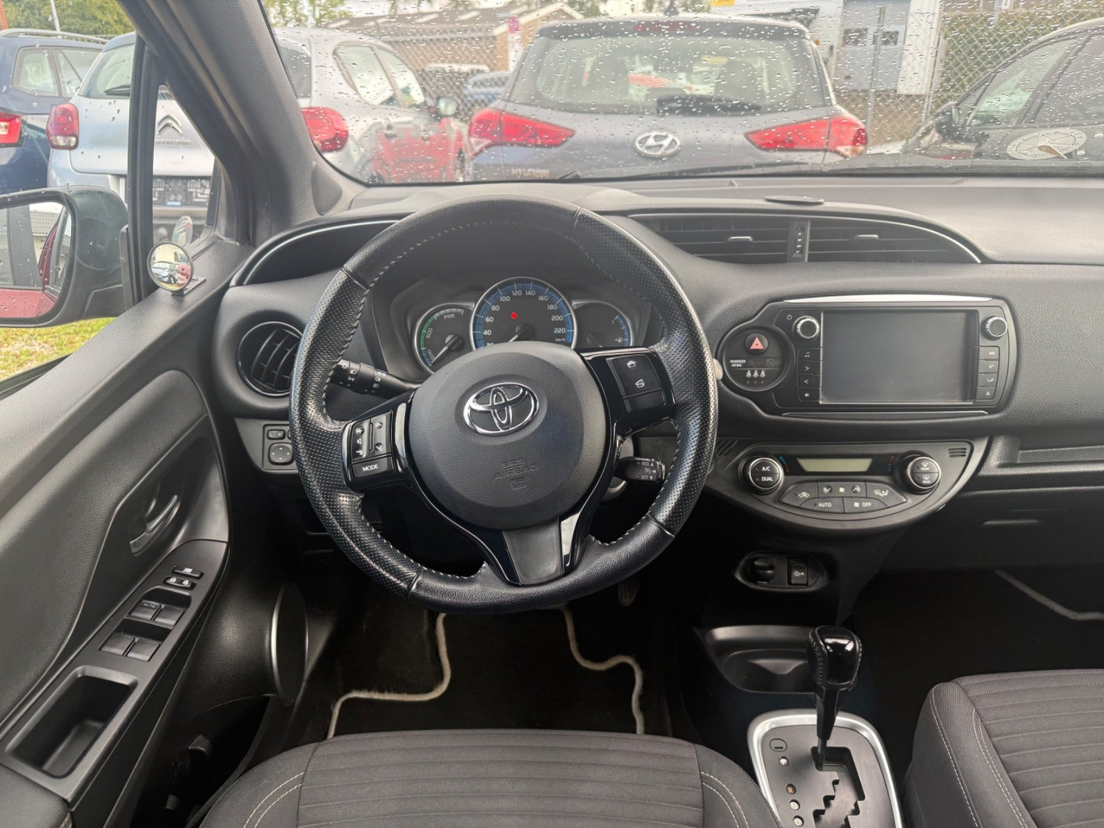 Rød Toyota Yaris fra 2016