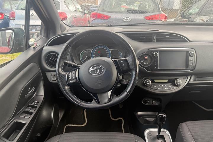 Rød Toyota Yaris fra 2016