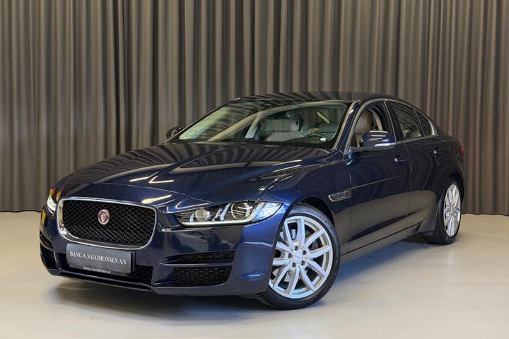 Blå Jaguar XE fra 2018 set udefra