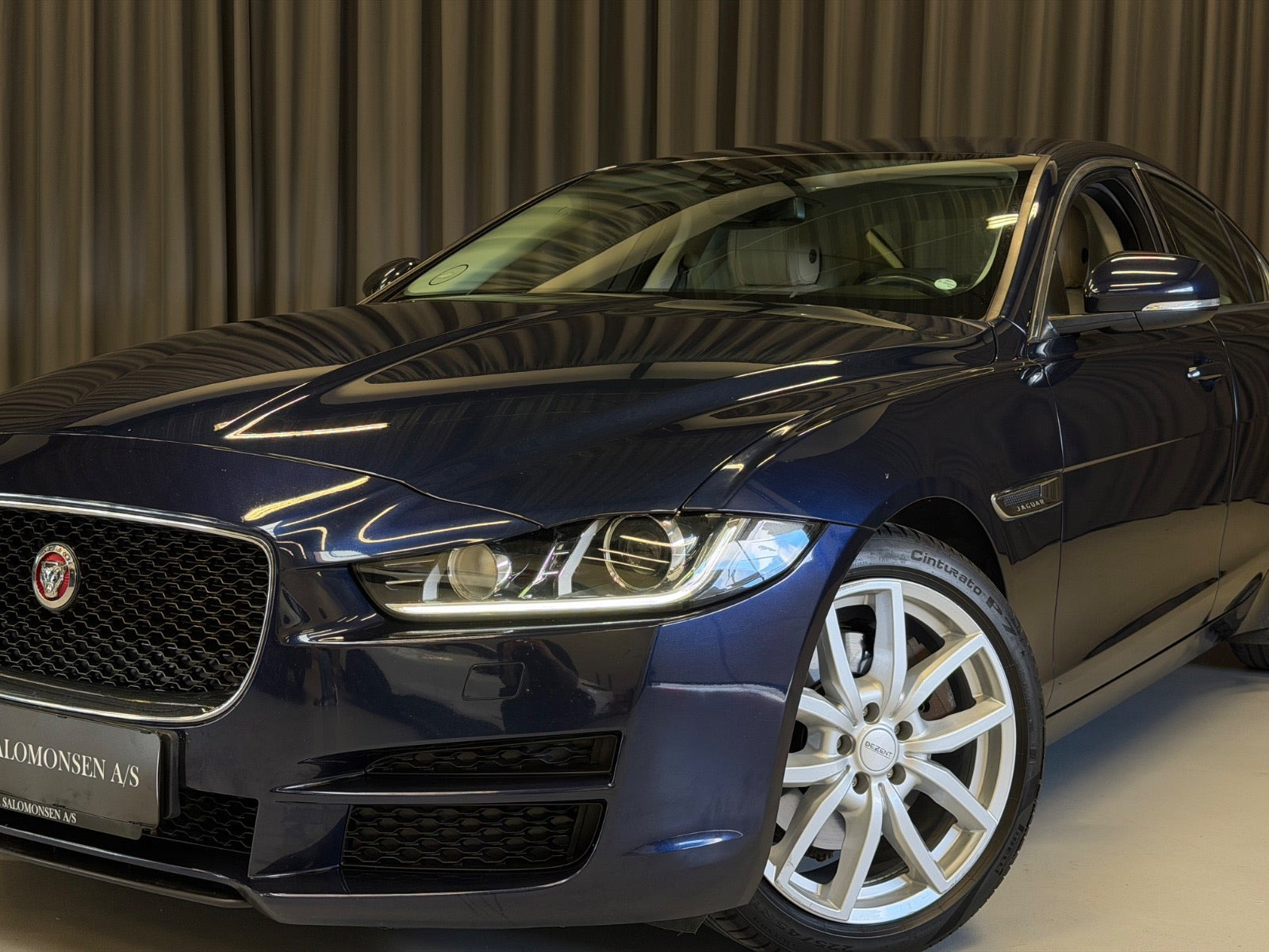 Blå Jaguar XE fra 2018