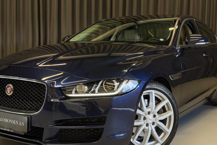 Blå Jaguar XE fra 2018