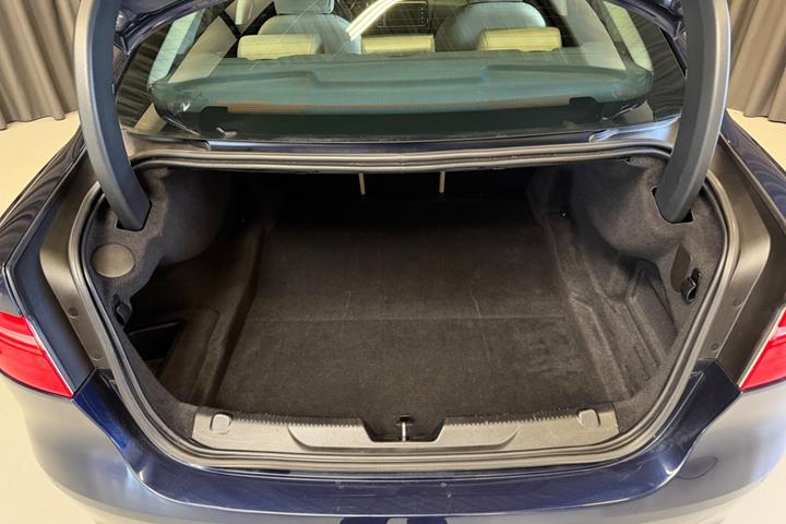 Blå Jaguar XE fra 2018